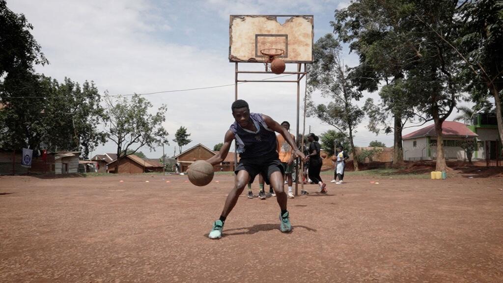 Stephane Kulimushi entrena en una cancha de baloncesto en Kampala, Uganda.